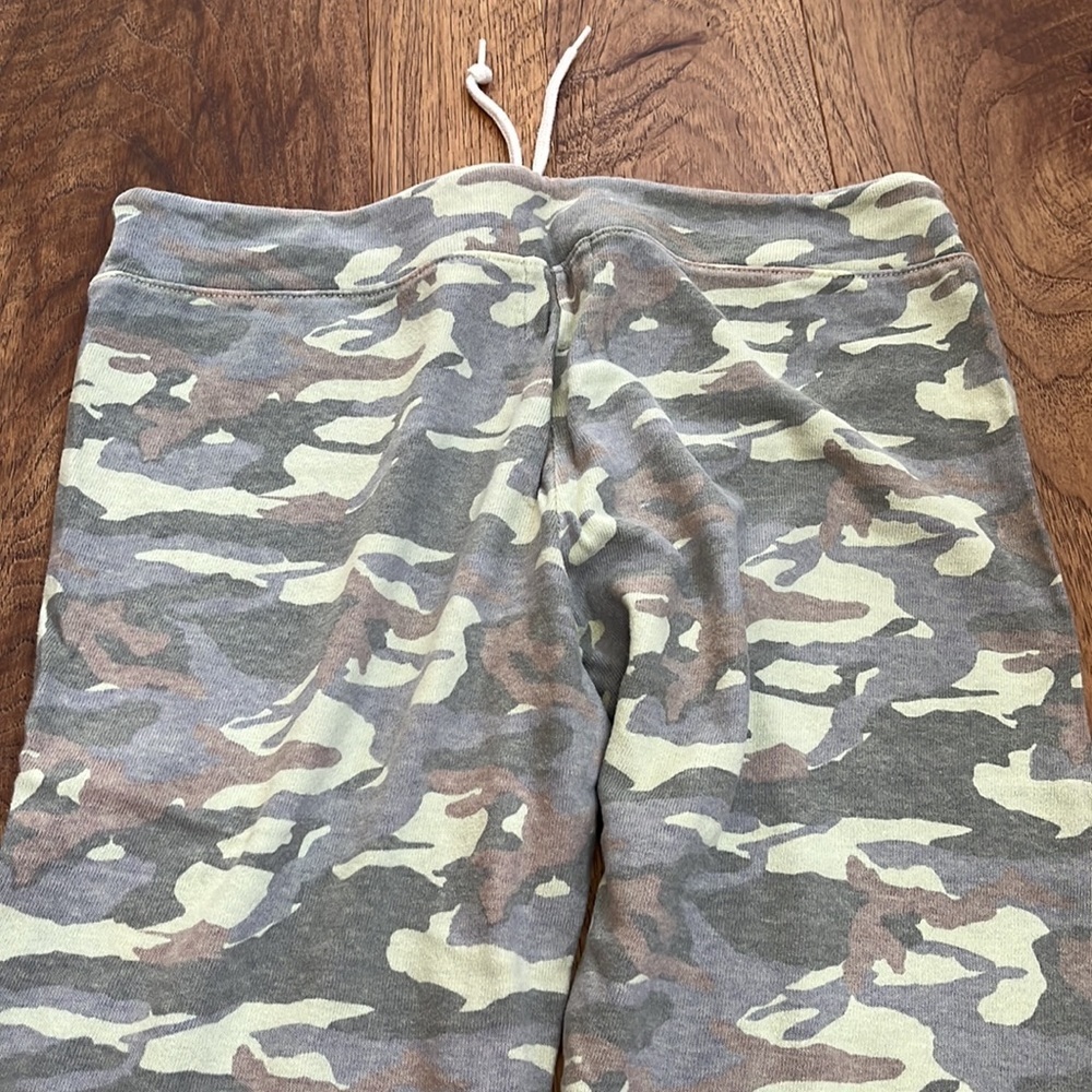 Monrow Woman’s Green Camo Joggers Size M - Picture 6 of 6